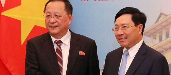 Phó Thủ tướng, Bộ trưởng Bộ Ngoại giao Phạm Bình Minh đón Bộ trưởng Bộ Ngoại giao Triều Tiên Ri Yong Ho. Phó Thủ tướng, Bộ trưởng Bộ Ngoại giao Phạm Bình Minh đón Bộ trưởng Bộ Ngoại giao Triều Tiên Ri Yong Ho. - Sputnik Việt Nam