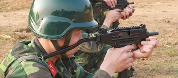 Đặc công Việt Nam huấn luyện chiến thuật cùng súng tiểu liên Uzi - Sputnik Việt Nam