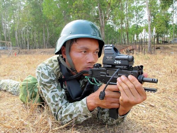 Đặc công Việt Nam huấn luyện chiến thuật cùng súng tiểu liên Uzi - Sputnik Việt Nam