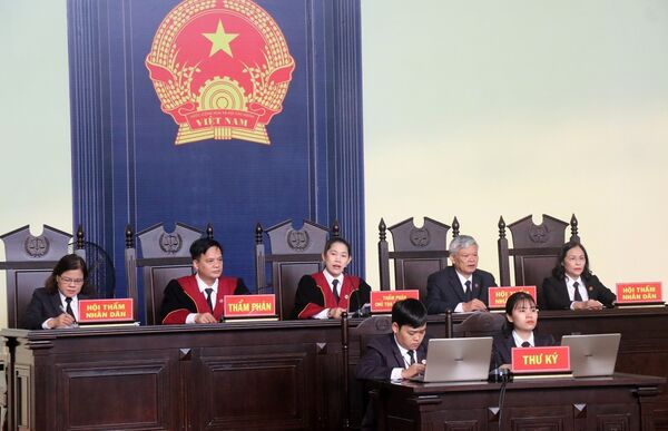 Hội đồng xét xử sơ thẩm vụ án đánh bạc nghìn tỷ qua mạng internet. Hội đồng xét xử sơ thẩm vụ án đánh bạc nghìn tỷ qua mạng internet. - Sputnik Việt Nam