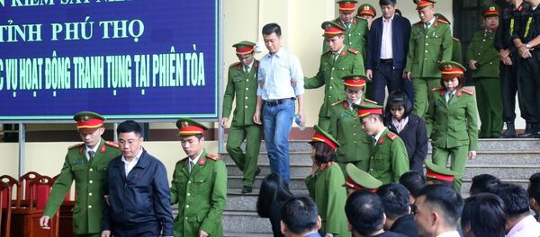 Lực lượng chức năng đưa các bị cáo vào tòa. Lực lượng chức năng đưa các bị cáo vào tòa. - Sputnik Việt Nam