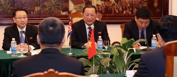 Bộ trưởng Bộ Ngoại giao Triều Tiên Ri Yong Ho (giữa) tại buổi hội đàm. - Sputnik Việt Nam