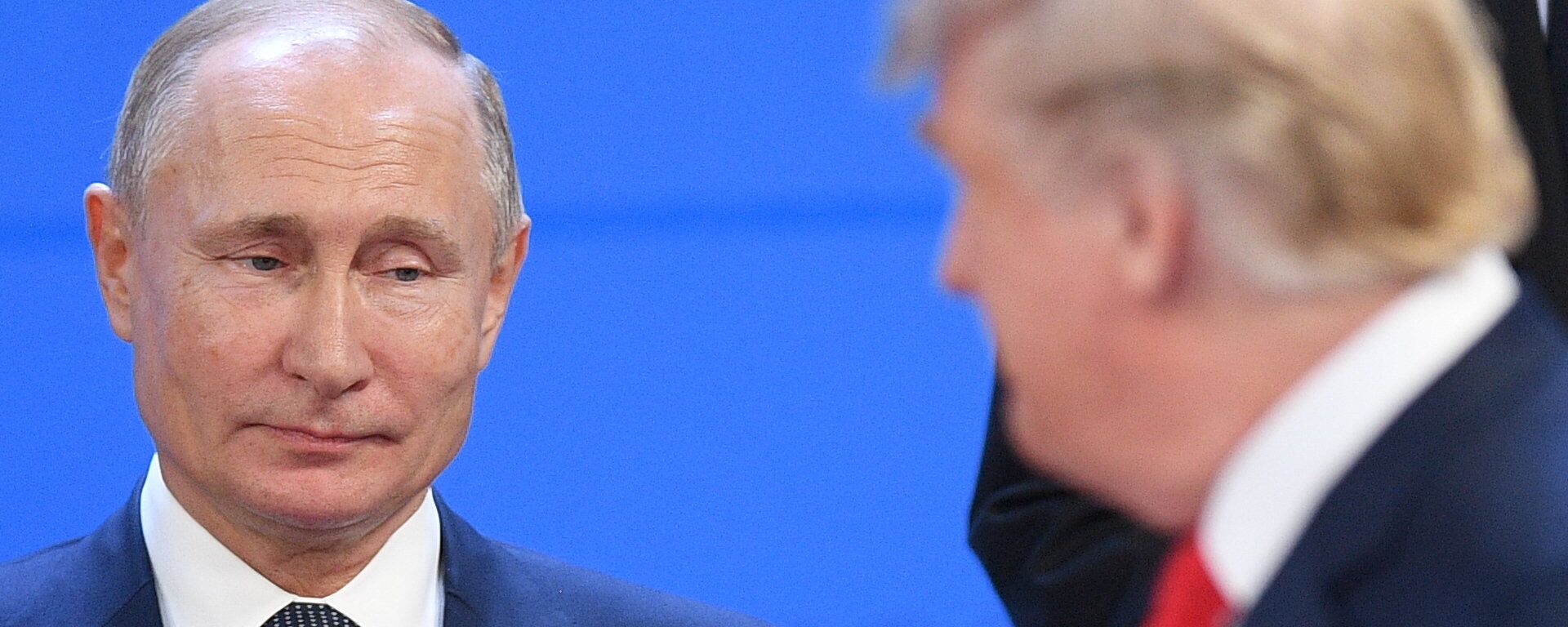 Tổng thống Nga Vladimir Putin và Tổng thống Hoa Kỳ Donald Trump trước buổi chụp ảnh chung của các nguyên thủ G20, ngày 30 tháng 11 năm 2018. - Sputnik Việt Nam, 1920, 11.11.2024