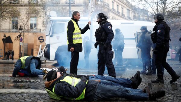 Biểu tình của “áo gile vàng” tại Paris - Sputnik Việt Nam