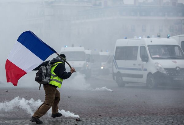 Thủ đô Pháp “náo loạn” vì biểu tình phản đối thuế xăng dầu - Sputnik Việt Nam