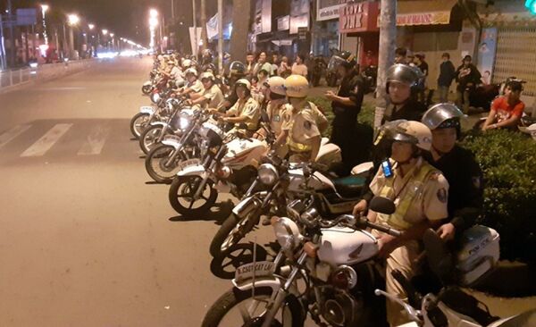 Hàng trăm chiến sĩ CSGT, CSCĐ... đã thức trắng đêm để đảm bảo an ninh, chống đua xe. Hàng trăm chiến sĩ CSGT, CSCĐ... đã thức trắng đêm để đảm bảo an ninh, chống đua xe. - Sputnik Việt Nam