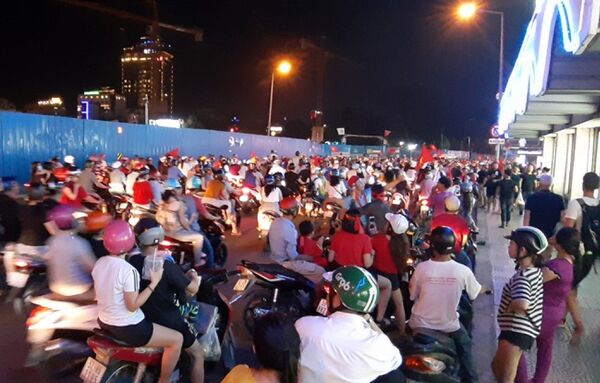 Hàng nghìn người đổ ra đường ăn mừng chiến của đội tuyển Việt Nam khiến giao thông khu trung tâm thành phố ùn ứ nặng. Hàng nghìn người đổ ra đường ăn mừng chiến của đội tuyển Việt Nam khiến giao thông khu trung tâm thành phố ùn ứ nặng. - Sputnik Việt Nam