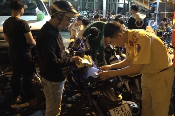 Các phương tiện được đưa về trụ sở Đội CSGT Bến Thành lập biên bản vi phạm. Các phương tiện được đưa về trụ sở Đội CSGT Bến Thành lập biên bản vi phạm. - Sputnik Việt Nam