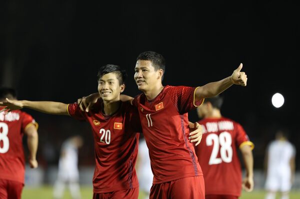 Phan Văn Đức nâng tỉ số cho Đội tuyển Việt Nam lên 2-1 vào đầu hiệp 2.  - Sputnik Việt Nam