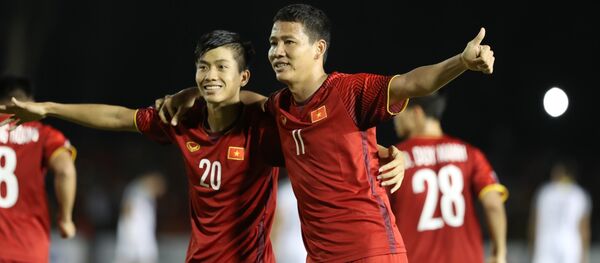 Phan Văn Đức nâng tỉ số cho Đội tuyển Việt Nam lên 2-1 vào đầu hiệp 2. - Sputnik Việt Nam