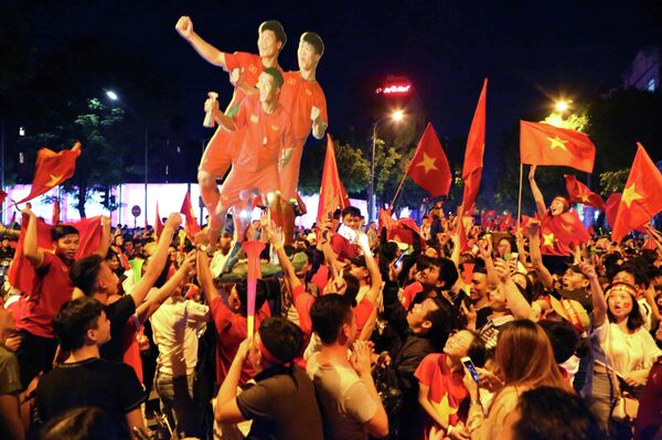 Người hâm mộ thủ đô ăn mừng chiến thắng đội nhà. - Sputnik Việt Nam