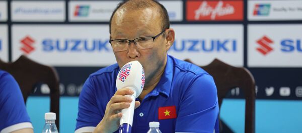 HLV Park Hang Seo phát biểu tại cuộc họp báo. - Sputnik Việt Nam