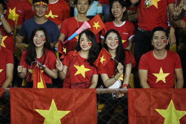 Các CĐV Việt Nam có mặt trên khán đài sân vận động Panaad, thành phố Bacolod, Philippines để cổ vũ cho thầy trò HLV Park Hang Seo.  - Sputnik Việt Nam