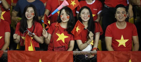 Các CĐV Việt Nam có mặt trên khán đài sân vận động Panaad, thành phố Bacolod, Philippines để cổ vũ cho thầy trò HLV Park Hang Seo. Các CĐV Việt Nam có mặt trên khán đài sân vận động Panaad, thành phố Bacolod, Philippines để cổ vũ cho thầy trò HLV Park Hang Seo. - Sputnik Việt Nam