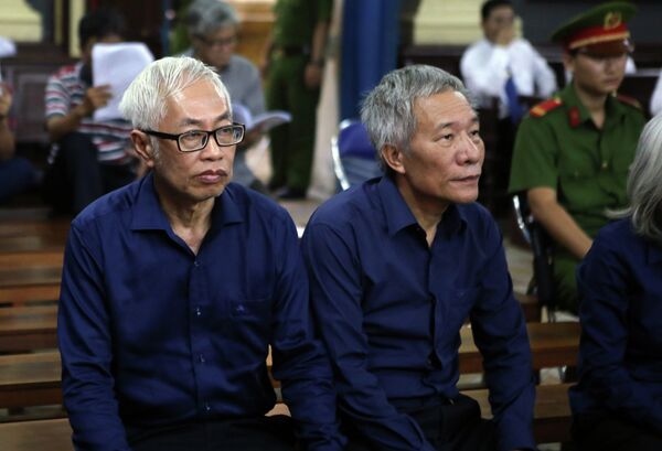 Bị cáo Trần Phương Bình, nguyên Tổng giám đốc Ngân hàng Đông Á (ngoài cùng bên trái) là người đầu tiên trả lời xét hỏi tại phiên tòa ngày 28/11/2018.  - Sputnik Việt Nam