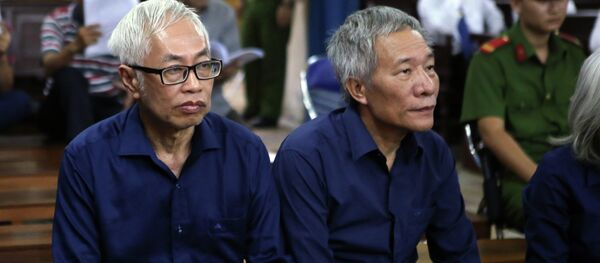 Bị cáo Trần Phương Bình, nguyên Tổng giám đốc Ngân hàng Đông Á (ngoài cùng bên trái) là người đầu tiên trả lời xét hỏi tại phiên tòa ngày 28/11/2018. - Sputnik Việt Nam