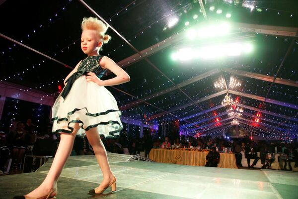 Cuộc thi sắc đẹp dành cho người bạch tạng “Mr. & Miss Albinism East Africa” ở Kenya - Sputnik Việt Nam