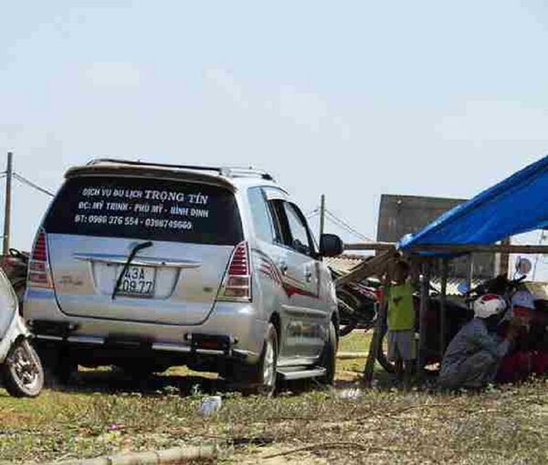 Đến chiều 3/12, sau hơn 20 ngày, nhiều người dân vẫn giam xe của đoàn đi khảo sát. - Sputnik Việt Nam