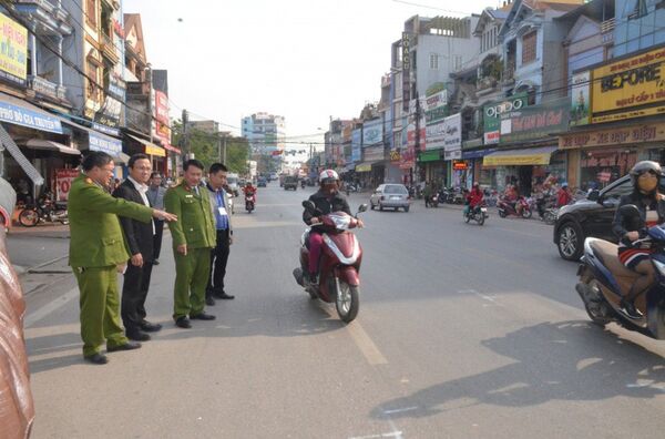 Ông Khuất Việt Hùng cùng Công an Tx. Phổ Yên kiểm tra hiện trường vụ tai nạn khiến 4 người đi bộ sang đường tử vong - Sputnik Việt Nam
