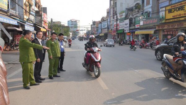 Ông Khuất Việt Hùng cùng Công an Tx. Phổ Yên kiểm tra hiện trường vụ tai nạn khiến 4 người đi bộ sang đường tử vong - Sputnik Việt Nam