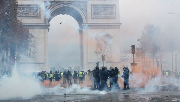 Cuộc biểu tình chống lại việc tăng giá xăng ở Paris - Sputnik Việt Nam