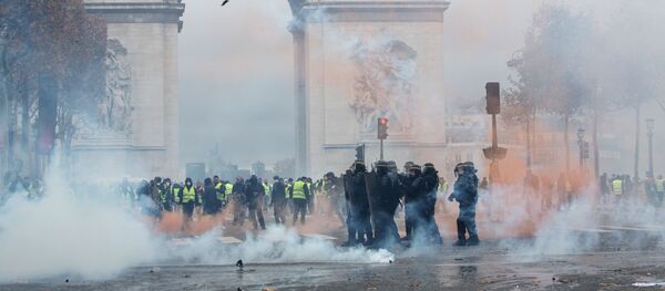 Cuộc biểu tình chống lại việc tăng giá xăng ở Paris - Sputnik Việt Nam