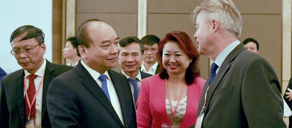 Thủ tướng trò chuyện với các đại biểu dự diễn đàn. Thủ tướng trò chuyện với các đại biểu dự diễn đàn. - Sputnik Việt Nam