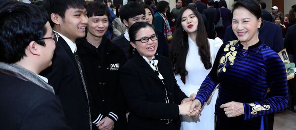 Chủ tịch Quốc hội Nguyễn Thị Kim Ngân với sinh viên Việt Nam đang học tập tại trường Đại học Quốc gia Pukyong (Hàn Quốc). - Sputnik Việt Nam
