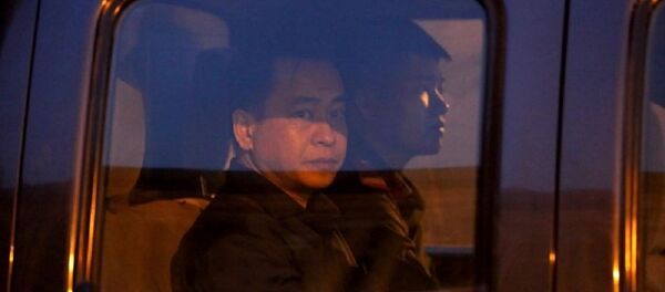 Vũ nhôm lên xe tù về trại giam ở Củ Chi sau một ngày dài thức dậy từ 4 giờ sáng để đến tòa Vũ nhôm lên xe tù về trại giam ở Củ Chi sau một ngày dài thức dậy từ 4 giờ sáng để đến tòa - Sputnik Việt Nam