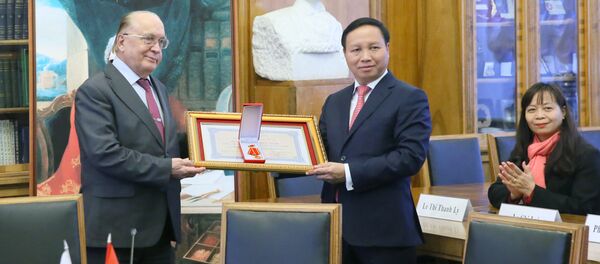 Huân chương Hữu nghị của Việt Nam lấp lánh ở MGU - Sputnik Việt Nam