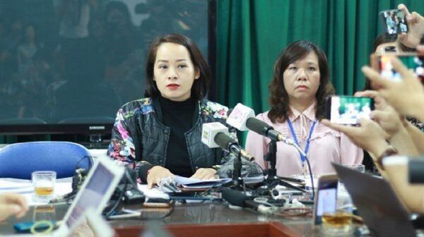 Chị Thanh Tâm (mẹ em Phong) và hiệu trưởng Lê Anh Vân Chị Thanh Tâm (mẹ em Phong) và hiệu trưởng Lê Anh Vân - Sputnik Việt Nam