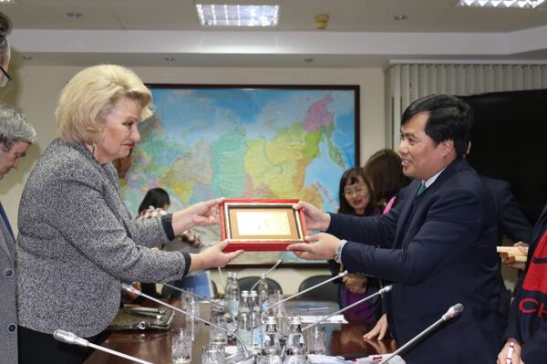 Phó Chủ nhiệm Văn phòng Quốc hội Nguyễn Mạnh Hùng tặng quà lưu niệm cho bà Ostanina Nina, Chánh Văn phòng phái Đảng Cộng sản tại Đuma quốc gia Nga.  - Sputnik Việt Nam