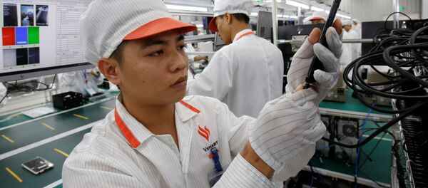 Sản xuất smartphone Vingroup Vsmart tại Hải Phòng, Việt Nam Sản xuất smartphone Vingroup Vsmart tại Hải Phòng, Việt Nam - Sputnik Việt Nam