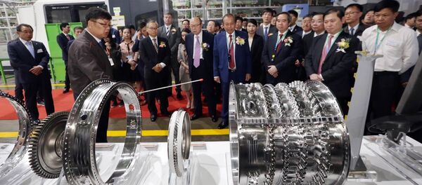 Phó Thủ tướng Chính phủ Trương Hòa Bình, Trưởng Ban Kinh tế Trung ương Nguyễn Văn Bình, Chủ tịch Tập đoàn Hanwha Kim Seung Yeon và các đại biểu tham quan Nhà máy. - Sputnik Việt Nam