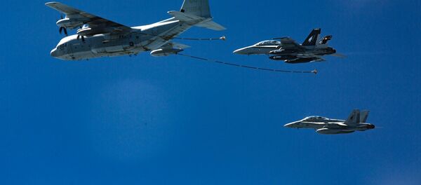Máy bay chiến đấu F/A-18 (trái) và máy bay chở dầu КС-130 (phải) Máy bay chiến đấu F/A-18 (trái) và máy bay chở dầu КС-130 (phải) - Sputnik Việt Nam