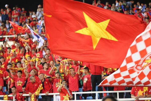 Cổ động viên Việt Nam tại sân vận động Mỹ Đình.  - Sputnik Việt Nam