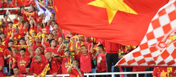 Cổ động viên Việt Nam tại sân vận động Mỹ Đình. - Sputnik Việt Nam