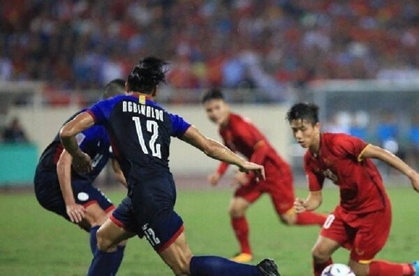 Phan Văn Đức (số 20) vẫn được HLV Park Hang-seo đặt sự tin cậy trên hàng tiền đạo.  - Sputnik Việt Nam