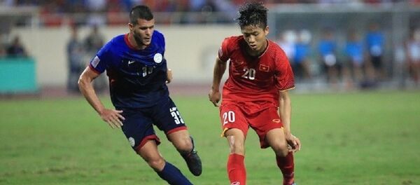 Pha đi bóng của cầu thủ Văn Đức qua cầu thủ đội tuyển Philippines. - Sputnik Việt Nam