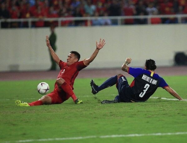 Pha băng vào dứt điểm nhưng không kịp bóng của Anh Đức (số 11) sau đường căng ngang từ cách trái của đồng đội.  - Sputnik Việt Nam