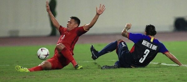 Pha băng vào dứt điểm nhưng không kịp bóng của Anh Đức (số 11) sau đường căng ngang từ cách trái của đồng đội. - Sputnik Việt Nam