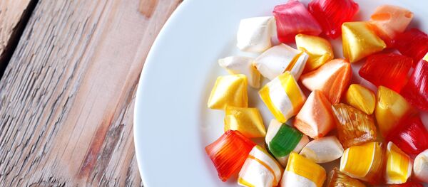 Тарелка со сладостями на столе - Sputnik Việt Nam