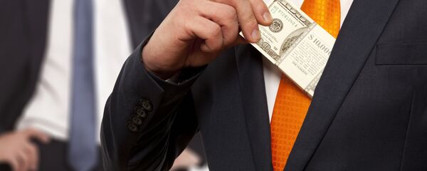 Nhà kinh doanh bỏ tiền vào túi - Sputnik Việt Nam
