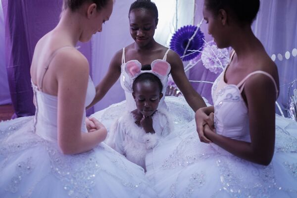 Vũ công từ Dance Centre Kenya trước khi bắt đầu vở ballet The Nutcracker( Kẹp hạt dẻ) - Sputnik Việt Nam