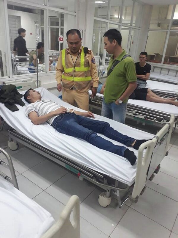 Đại uý Khánh nhanh chóng đưa tài xế Thắng vào bệnh viện 198 cấp cứu Đại uý Khánh nhanh chóng đưa tài xế Thắng vào bệnh viện 198 cấp cứu - Sputnik Việt Nam