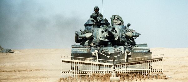 Американская боевая инженерная машина M728 CEW с минным тралом во время операции «Буря в пустыне» - Sputnik Việt Nam