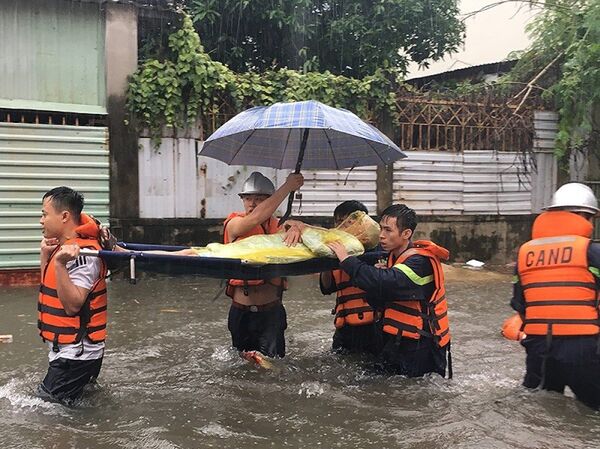 Lực lượng Công an TP Đà Nẵng cáng một người dân đau ốm chạy lũ Lực lượng Công an TP Đà Nẵng cáng một người dân đau ốm chạy lũ - Sputnik Việt Nam