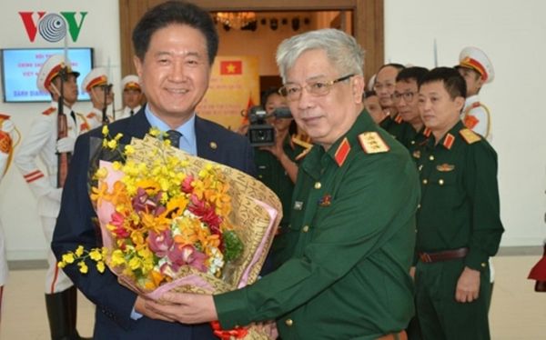 Thượng tướng Nguyễn Chí Vịnh, Thứ trưởng Bộ Quốc phòng tặng hoa cho trưởng đoàn Hàn Quốc - ông Suh Choo Suk Thượng tướng Nguyễn Chí Vịnh, Thứ trưởng Bộ Quốc phòng tặng hoa cho trưởng đoàn Hàn Quốc - ông Suh Choo Suk - Sputnik Việt Nam