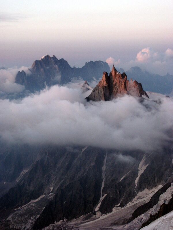 Đỉnh núi Aiguille du Midi ở Pháp. Ở độ cao hơn 3800 mét là một trong những nhà hàng cao nhất, đi đến đó chỉ có thể bằng cáp treo. - Sputnik Việt Nam