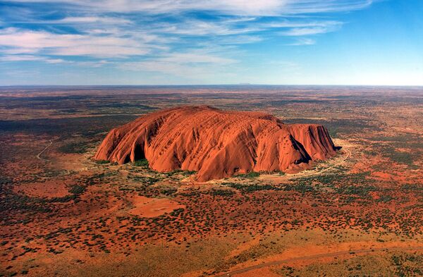 Nhà hàng ở vùng núi đá Uluru, Úc có lẽ là một trong những nhà hàng bản sắc nhất, bởi vì nó nằm trong sa mạc và không có tường, trần và sàn, thực khách có thể ngắm nhìn bầu trời đầy sao. - Sputnik Việt Nam